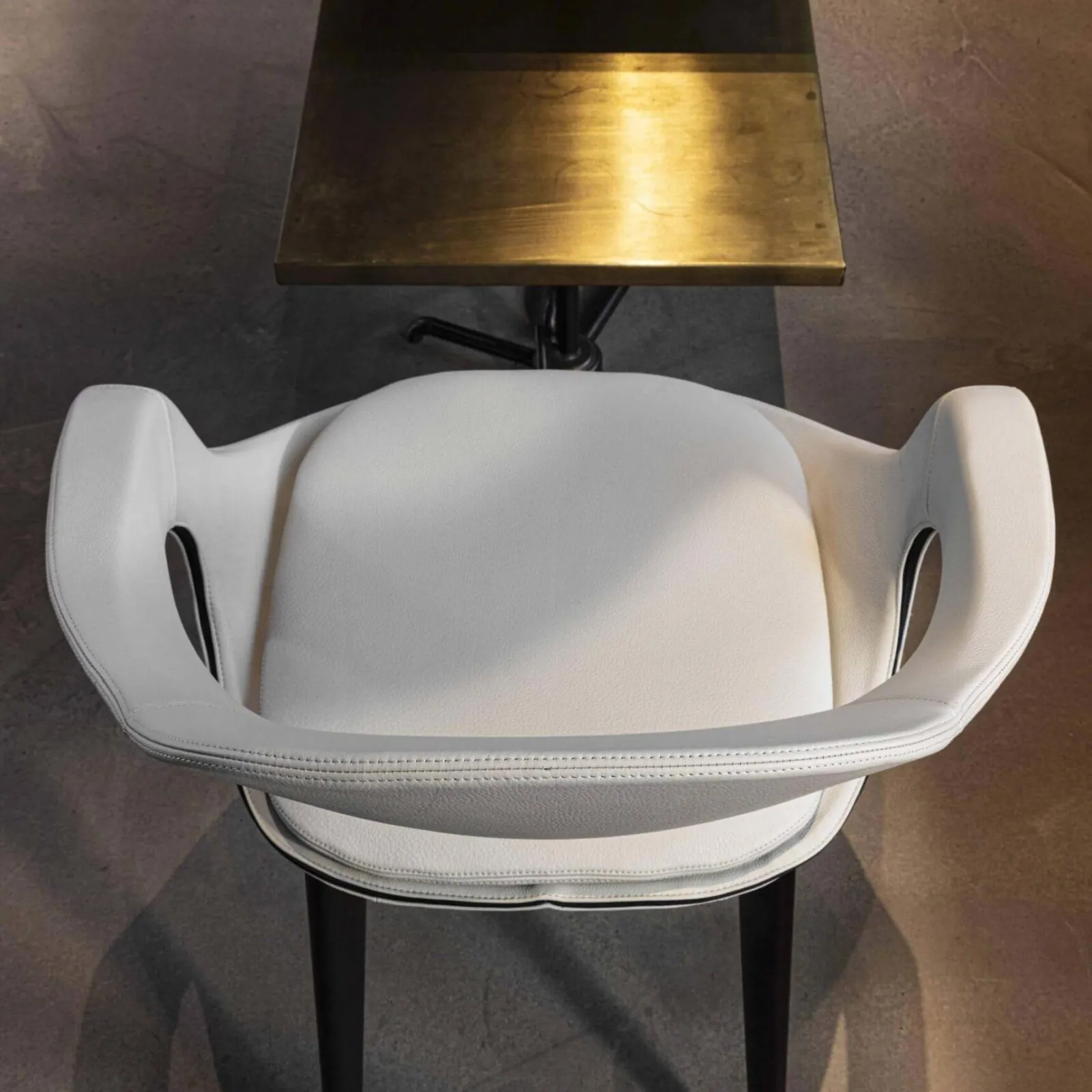 Lomacasa_Pellizzoni_Frenchkiss-Armchair_Gallery-3